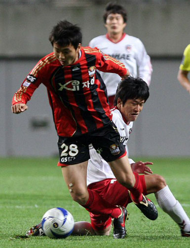 13일 서울 상암 월드컵경기장에서 열린 2009 하나은행 FA컵 32강 FC서울-김해시청 경기, 서울 이승렬이 상대 선수를 제치고 드리블을 하고 있다. 