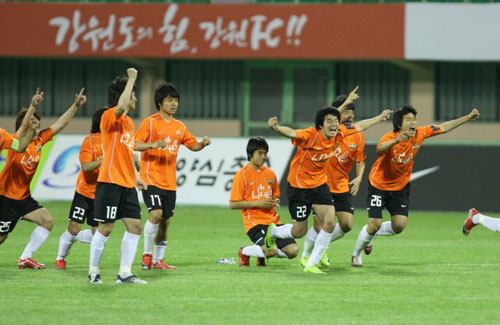 13일 강원 강릉종합경기장에서 열린 2009 하나은행 FA컵 32강 강원FC-인천 코레일 경기,  강원 선수들이 승부차기 접전 끝에 승리한 후 환호하고 있다. 