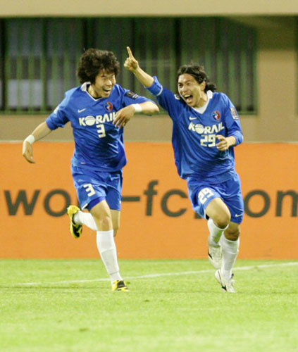 13일 강원 강릉종합경기장에서 열린 2009 하나은행 FA컵 32강 강원FC-인천 코레일 경기,  인천 코레일 허신영(오른쪽)이 골을 넣은 후 기뻐하고 있다. 