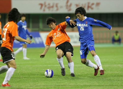 13일 강원 강릉종합경기장에서 열린 2009 하나은행 FA컵 32강 강원FC-인천 코레일 경기, 인천 코레일 김강현(오른쪽)과 강원 윤준하가 볼다툼을 벌이고 있다. 