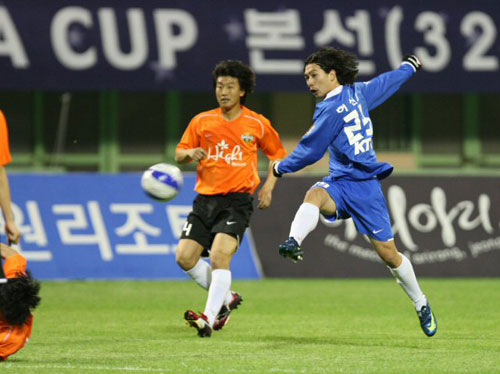 13일 강원 강릉종합경기장에서 열린 2009 하나은행 FA컵 32강 강원FC-인천 코레일 경기,  인천 코레일의 허신영이 슛을 하고 있다. 