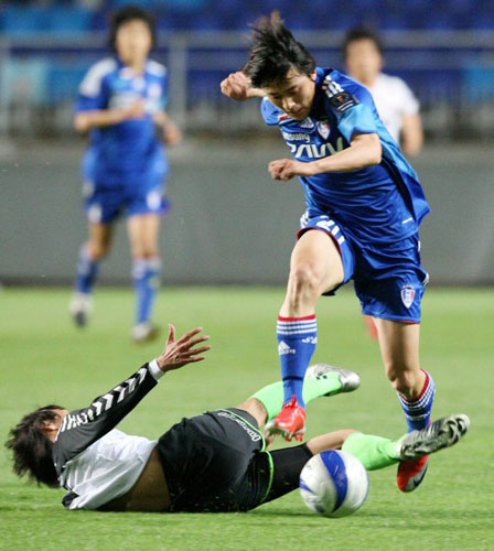 13일 수원월드컵경기장에서 열린 2009 하나은행 FA컵 수원 삼성-노원 험멜 경기, 수원 백지훈(위)이 노원 험멜 이용규의 거친 태클을 피하고 있다. 이 과정에서 두 선수 사이에 몸싸움이 벌어져 이용규는 퇴장, 백지훈은 경고를 받았다. 