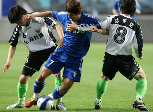 13일 수원월드컵경기장에서 열린 2009 하나은행 FA컵 수원 삼성-노원 험멜 경기, 수원 이상호(가운데)가 노원 험멜 차지현(왼쪽), 강두호 사이에서 돌파를 시도하고 있다. 