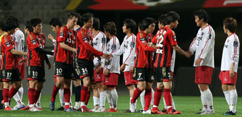 13일 서울 상암 월드컵경기장에서 열린 2009 하나은행 FA컵 32강 FC서울-김해시청 경기, 2대0으로 승리한 서울 선수들이 김해시청 선수들과 악수를 하고 있다. 
