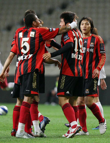 13일 서울 상암 월드컵경기장에서 열린 2009 하나은행 FA컵 32강 FC서울-김해시청 경기, 서울 이상협이 골을 넣은 후 팀 동료들과 함께 기뻐하고 있다. 