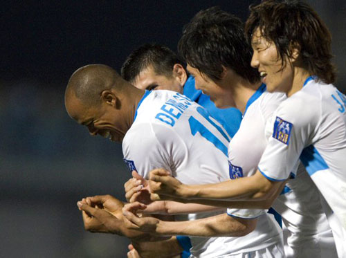 19일 일본 가와사키 도도로키 스타디움에서 열린 포항 스틸러스와 가와사키 프론탈레의 아시아챔피언스리그(AFC) 조별리그 6차전에서 포항 데닐슨이 후반 골을 성공시킨 후 팀 동료들과 아기요람 세리모니를 펼치고 있다. 