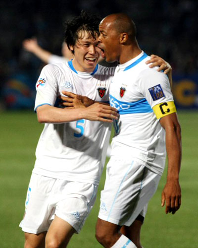 19일 일본 가와사키 도도로키 스타디움에서 열린 포항 스틸러스와 가와사키 프론탈레의 아시아챔피언스리그(AFC) 조별리그 6차전에서 포항 데닐슨이 후반 골을 성공시킨 후 환호하고 있다. 