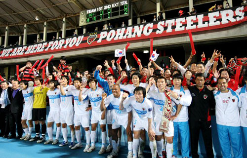 19일 일본 가와사키 도도로키 스타디움에서 열린 아시아챔피언스리그(AFC) 조별리그 6차전에서 가와사키 프론탈레에 승리한 포항 스틸러스 선수들이 경기 후 관중들과 환호하고 있다. 