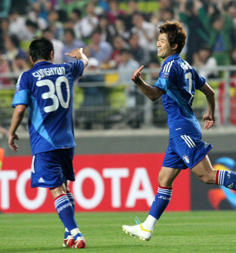 19일 수원월드컵경기장에서 벌어진 아시아축구연맹(AFC) 챔피언스리그 조별리그 G조 최종전 싱가포르 국군팀과 수원 삼성의 경기 전반 1대1 동점 상황에서 앞서가는 추가골을 넣은 수원 삼성 이상호(오른쪽)가 동료 최성현과 함께 기뻐하고 있다. 