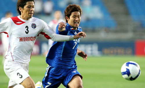 19일 수원월드컵경기장에서 벌어진 아시아축구연맹(AFC) 챔피언스리그 조별리그 G조 최종전 싱가포르 국군팀과 수원 삼성의 경기에서 수원 삼성 이상호(오른쪽)와 싱가포르 국군팀 겐지가 볼 다툼을 벌이고 있다. 