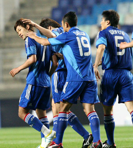 19일 수원월드컵경기장에서 벌어진 아시아축구연맹(AFC) 챔피언스리그 조별리그 G조 최종전 싱가포르 국군팀과 수원 삼성의 경기 전반 1대1 동점 상황에서 앞서가는 추가골을 넣은 수원 삼성 이상호(왼쪽)가 동료들과 함께 기뻐하고 있다. 