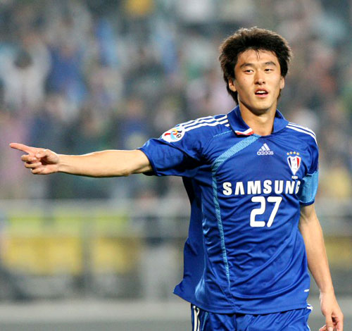 19일 수원월드컵경기장에서 벌어진 아시아축구연맹(AFC) 챔피언스리그 조별리그 G조 최종전 싱가포르 국군팀과 수원 삼성의 경기에서 수원 삼성 서동현이 후반 막판 배기종이 얻어낸 페널티킥을 성공시킨 뒤 기뻐하고 있다. 수원 삼성 3대1 승. 