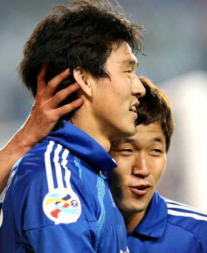 19일 수원월드컵경기장에서 벌어진 아시아축구연맹(AFC) 챔피언스리그 조별리그 G조 최종전 싱가포르 국군팀과 수원 삼성의 경기에서 수원 삼성 서동현(왼쪽)이 후반 막판 배기종이 얻어낸 페널티킥을 성공시킨 뒤 이날 두번째 골을 넣은 동료 이상호와 함께 기뻐하고 있다. 수원 삼성 3대1 승. 