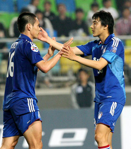 19일 수원월드컵경기장에서 벌어진 아시아축구연맹(AFC) 챔피언스리그 조별리그 G조 최종전 싱가포르 국군팀과 수원 삼성의 경기에서 후반 막판 페널티킥을 얻어낸 배기종(왼쪽)을 동료 백지훈이 축하해주고 있다. 배기종은 이날 첫번째 골도 성공시켜 팀의 3대1 승리에 기여했다. 