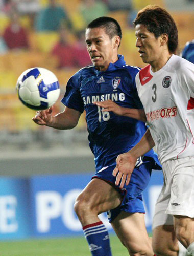 19일 수원월드컵경기장에서 벌어진 아시아축구연맹(AFC) 챔피언스리그 조별리그 G조 최종전 싱가포르 국군팀과 수원 삼성의 경기에서 수원 삼성 배기종(왼쪽)과 싱가포르 국군팀 겐지가 볼 다툼을 벌이고 있다. 배기종은 이날 첫번째 골을 성공시키는 등 팀의 3대1 승리에 기여했다.
 