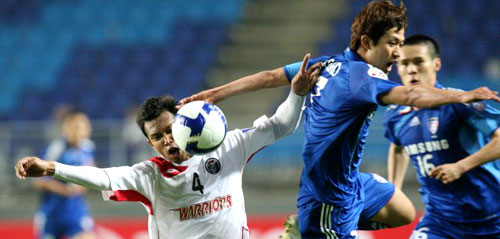 19일 수원월드컵경기장에서 벌어진 아시아축구연맹(AFC) 챔피언스리그 조별리그 G조 최종전 싱가포르 국군팀과 수원 삼성의 경기에서 수원 삼성 이상호(오른쪽)과 싱가포르 국군팀 하피즈가 볼 다툼을 벌이고 있다. 이상호는 이날 두번째 골을 성공시키는 등 팀의 3대1 승리에 기여했다. 