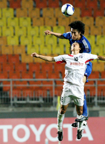 19일 수원월드컵경기장에서 벌어진 아시아축구연맹(AFC) 챔피언스리그 조별리그 G조 최종전 싱가포르 국군팀과 수원 삼성의 경기에서 수원 삼성 이재성(위)와 싱가포르 국군팀 박태원이 공중 볼 다툼을 벌이고 있다. 수원 삼성 3대1 승. 