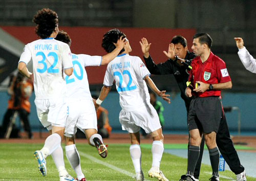 19일 일본 가와사키 도도로키 스타디움에서 열린 포항 스틸러스와 가와사키 프론탈레의 아시아챔피언스리그(AFC) 조별리그 6차전에서 포항 노병준이 선취득점 후 파리아스 감독과 환호하고 있다. 