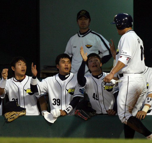   19일 오후 서울 잠실야구장에서 열린 프로야구 두산과 롯데의 경기 4회말 2사 3루에서 두산 손시헌의 안타로 김동주가 홈인동료들과 기쁨을 나누고 있다. 