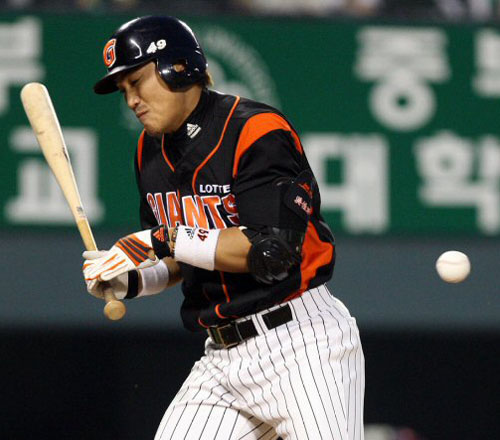  19일 잠실구장에서 열린 2009 CJ 마구마구 프로야구 두산과 롯데의 경기 5회초 무사, 홍성흔이 두산 선발 홍상삼이 던진공에 맞고 있다. 