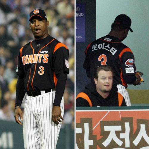   19일 잠실구장에서 열린 2009 CJ 마구마구 프로야구 두산과 롯데의 경기 6회말 무사 2,3루, 롯데 로이스터 감독이 심판들에게 항의하고 있다. 