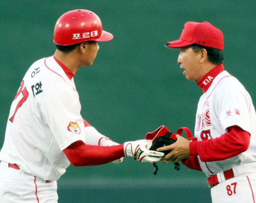   19일 광주무등경기장에서 벌어진 2009 프로야구 KIA 타이거즈와 LG 트윈스의 경기 1회말 2사 1, 2루에서 KIA 김상현이 2타점 2루타를 치고 기뻐하고 있다. 