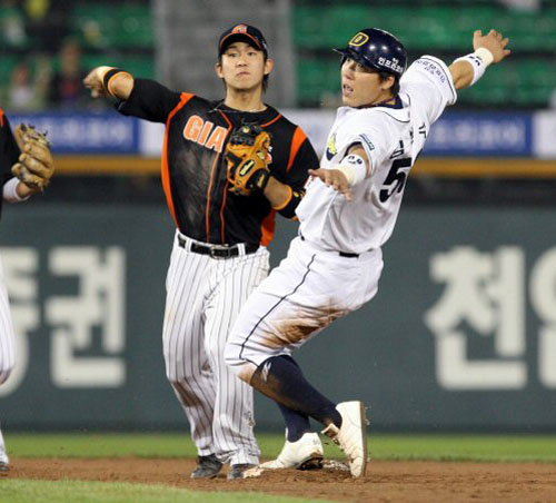   19일 잠실구장에서 열린 2009 CJ 마구마구 프로야구 두산과 롯데의 경기 7회말 1사,1루, 두산 김동주의 내야 땅볼때 1루에 있던 김현수가 포스아웃되고 있다. 