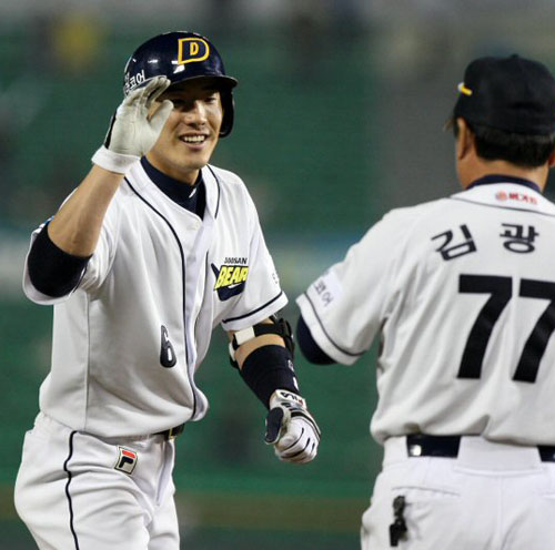   19일 오후 서울 잠실야구장에서 열린 프로야구 두산과 롯데의 경기에서 6회말 1사 1,2루 두산 김재호가 2타점 3루타를 날린 뒤 김광수 코치와 함께 기쁨을 나누고 있다. 
