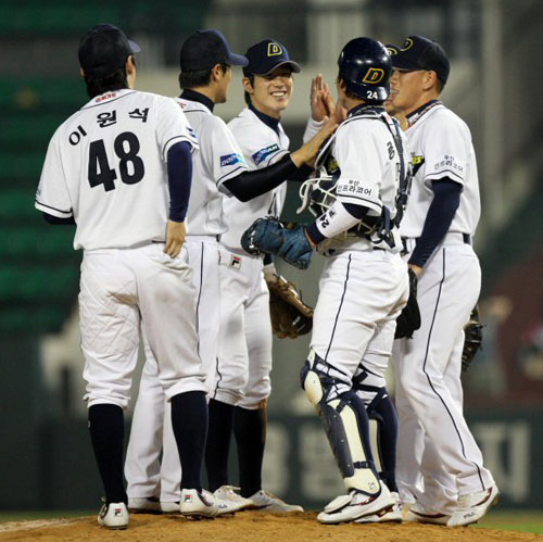  19일 오후 서울 잠실야구장에서 열린 프로야구 두산과 롯데의 경기에서 두산 선수들이 11-3으로 이긴 뒤 함께 기쁨을 나누고 있다. 