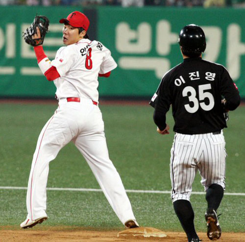 19일 광주무등경기장에서 벌어진 2009 프로야구 KIA 타이거즈와 LG 트윈스의 경기에서 6회초 LG 1루 주자 이진영이 LG 6번 최동수의 땅볼로 2루에서 아웃되고 있다. 