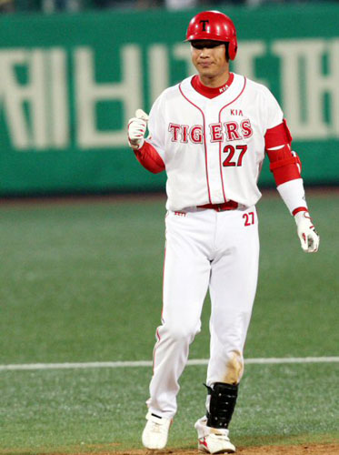  19일 광주무등경기장에서 벌어진 2009 프로야구 KIA 타이거즈와 LG 트윈스의 경기에서 4회말 2사 1, 2루 KIA 5번 김상현이 1타점 2루타를 치고 좋아하고 있다. 