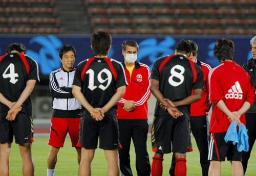 AFC챔피언스리그 FC서울과 오사카 감바의 경기를 하루 앞둔 19일 오후 FC 서울 선수들이 경기가 열리는 오사카 엑스포 70경기장에서 공식연습을 하고 있다.
 