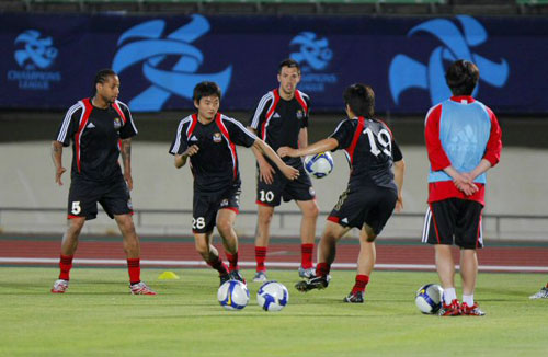 AFC챔피언스리그 FC서울과 오사카 감바의 경기를 하루 앞둔 19일 오후 FC 서울 선수들이 경기가 열리는 오사카 엑스포 70경기장에서 공식연습을 하고 있다. 