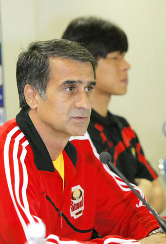 AFC챔피언스리그 FC서울과 오사카 감바의 경기를 하루 앞둔 19일 오후 FC서울의 귀네슈 감독이 오사카 엑스포 70경기장에서 공식기자회견을 하고 있다. 
