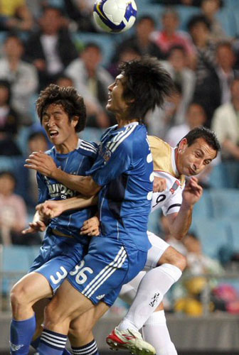  20일 울산문수축구경기장에서 열린 AFC 챔피언스 예선 울산 현대와 호주 뉴캐슬제츠의 경기에서 울산 현대 김용태(왼쪽), 임종은이 호주 뉴캐슬제츠의 사스호와 공중볼을 다투고 있다. 