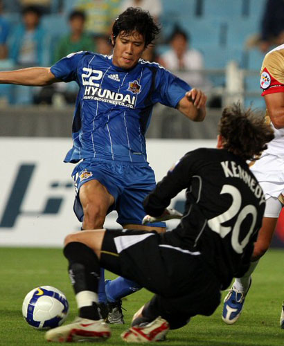  20일 울산문수축구경기장에서 열린 AFC 챔피언스 예선 울산 현대와 호주 뉴캐슬제츠의 경기에서 울산 현대 조진수가 호주 뉴캐슬제츠의 GK케네디와 맞서고 있다. 