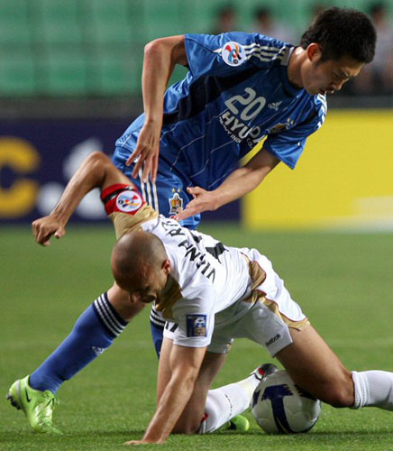   20일 울산문수축구경기장에서 열린 AFC 챔피언스 예선 울산 현대와 호주 뉴캐슬제츠의 경기에서 울산 현대 이상돈(위)가 호주 뉴캐슬제츠의 파비오를 누르고 있다. 