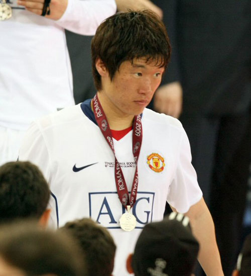 28일 새벽(한국시간) 이탈리아 로마의 스타디오 올림피코에서 열린 2009 유럽축구연맹 챔피언스리그 결승전 맨체스터 유나이티드와 FC 바르셀로나와의 경기에서 0-2로 바르셀로나에 패해 준우승에 그친 맨유의 박지성이 준우승 메달을 받은 뒤 아쉬운 표정으로 시상대를 떠나고 있다. 