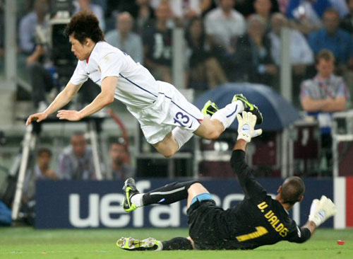 28일 새벽(한국시간) 이탈리아 로마의 스타디오 올림피코에서 열린 2009 유럽축구연맹 챔피언스리그 결승전 맨체스터 유나이티드와 FC 바르셀로나와의 경기에서 골문으로 대시하던 박지성이  골키퍼 빅토르 발데스와 충돌하고 있다. 