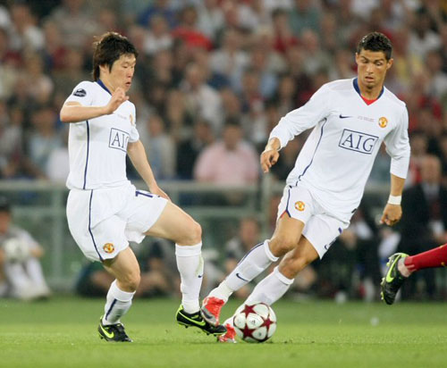 28일 새벽(한국시간) 이탈리아 로마의 스타디오 올림피코에서 열린 2009 유럽축구연맹 챔피언스리그 결승전 맨체스터 유나이티드와 FC 바르셀로나와의 경기에서 맨유의 박지성이 바르샤 골문을 향해 돌진하고 있다. 
