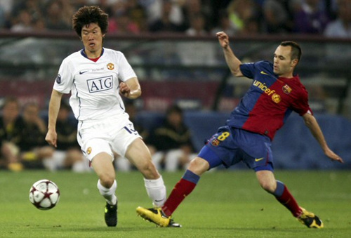 28일(한국 시간) 새벽 이탈리아 로마의 올림피코 스타디움에서 열린 FC바르셀로나(스페인)대 맨체스터 유나이티드와의 2008-09 유럽축구연맹(UEFA) 챔피언스리그 결승에서 박지성(맨유, 왼쪽)이 이니에스타(바르셀로나, 오른쪽)을 수비하고 있다. 