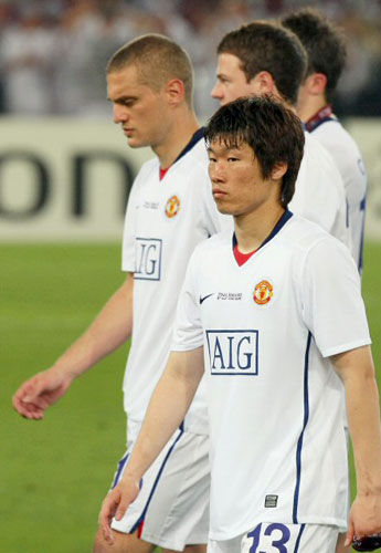 28일 새벽(한국시간) 이탈리아 로마의 스타디오 올림피코에서 열린 2009 유럽축구연맹 챔피언스리그 결승전 맨체스터 유나이티드와 FC 바르셀로나와의 경기에서 0-2로 패해 준우승에 그친 맨유의 박지성이 수여받은 메달은 손에 감은 채 경기장을 떠나고 있다. 