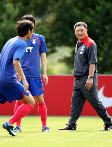 다음 달 7일 아랍에미레이트연합(UAE)과의 원정경기를 앞두고 28일 오후 파주NFC에서 열린 대표팀 훈련에서 허정무 감독이 몸을 풀고 있는 선수들을 보고 있다. 