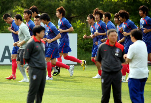 다음 달 7일 아랍에미레이트연합(UAE)과의 원정경기를 앞두고 28일 오후 파주NFC에서 열린 대표팀 훈련에서 선수들이 가볍게 몸을 풀고 있다. 