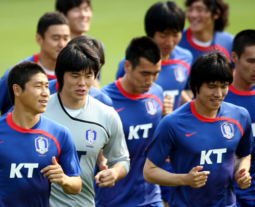 다음 달 7일 아랍에미레이트연합(UAE)과의 원정경기를 앞두고 28일 오후 파주NFC에서 열린 대표팀 훈련에서 선수들이 가볍게 몸을 풀고 있다. 