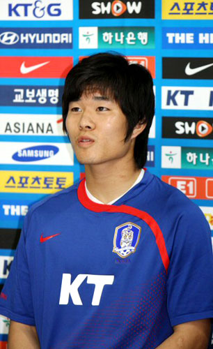 다음 달 7일 아랍에미레이트연합(UAE)과의 원정경기를 앞두고 28일 오후 파주NFC에서 열린 기자회견에서 새로 영입된 유병수가 취재진의 질문에 답하고 있다. 