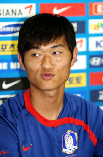 다음 달 7일 아랍에미레이트연합(UAE)과의 원정경기를 앞두고 28일 오후 파주NFC에서 열린 기자회견에서 새로 영입된 양동현이 취재진의 질문에 답하고 있다. 
