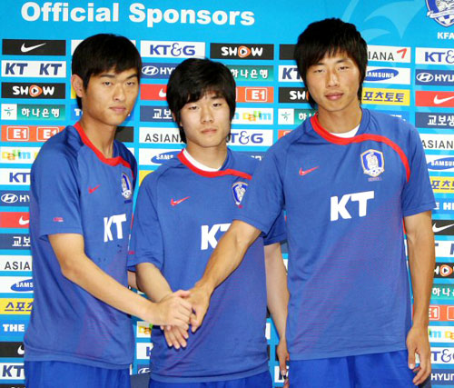 다음 달 7일 아랍에미레이트연합(UAE)과의 원정경기를 앞두고 28일 오후 파주NFC에서 열린 기자회견에서 새로 영입된 (왼쪽부터) 양동현, 유병수, 김근환이 다가오는 경기에 대한 결의를 보이고 있다. 