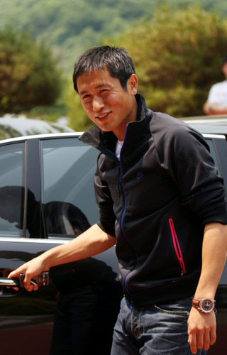 다음 달 7일 아랍에미레이트연합(UAE)과의 원정경기를 앞두고 이영표가 연습에 참가하기 위해 28일 오후 파주NFC에 도착하고 있다. 