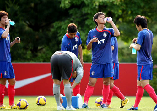 다음 달 7일 아랍에미레이트연합(UAE)과의 원정경기를 앞두고 28일 오후 파주NFC에서 열린 대표팀 훈련에서 선수들이 잠시 물을 마시며 휴식을 하고 있다. 